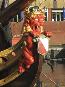 902816 Afbeelding van het boegbeeld van het statenjacht 'De Utrecht', afgemeerd in de Veilinghaven te Utrecht. Het ...